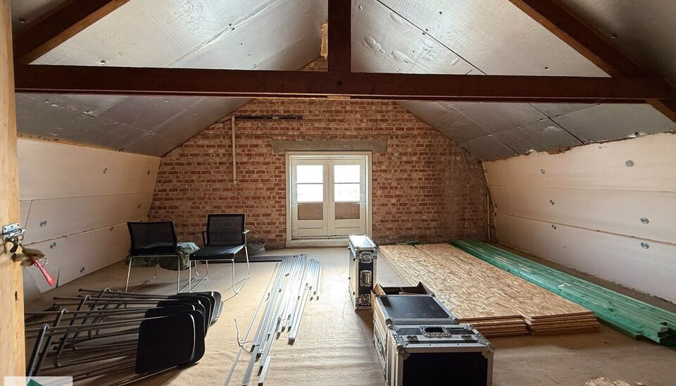 Dit magazijn van 233 m² bestaat uit een gelijkvloerse ruimte van 132 m² en een mezzanine van 101 m², bereikbaar via een vaste trap.
Daarnaast is er een luik in de mezzaninevloer, wat het mogelijk maakt om ook materialen eenvoudig op te laden.
Gelegen i