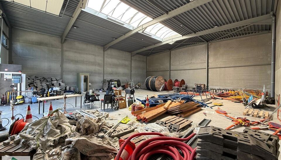 Dit recent gebouwd magazijn van 361 m² met drie ruime parkeerplaatsen is gelegen op een uitstekende locatie, vlak naast de R4 in Wondelgem. De site is vlot toegankelijk, ook voor vrachtwagens, en beschikt over ruime manoeuvreerruimte. Het gebouw leent zi