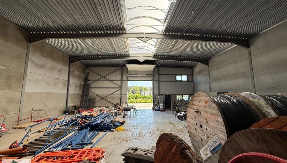 Dit recent gebouwd magazijn van 361 m² met drie ruime parkeerplaatsen is gelegen op een uitstekende locatie, vlak naast de R4 in Wondelgem. De site is vlot toegankelijk, ook voor vrachtwagens, en beschikt over ruime manoeuvreerruimte. Het gebouw leent zi