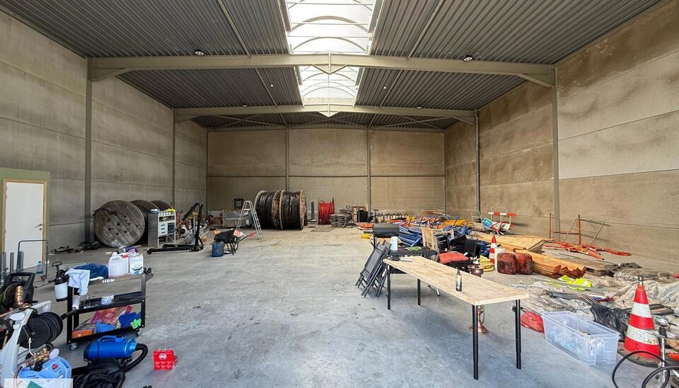 Dit recent gebouwd magazijn van 361 m² met drie ruime parkeerplaatsen is gelegen op een uitstekende locatie, vlak naast de R4 in Wondelgem. De site is vlot toegankelijk, ook voor vrachtwagens, en beschikt over ruime manoeuvreerruimte. Het gebouw leent zi