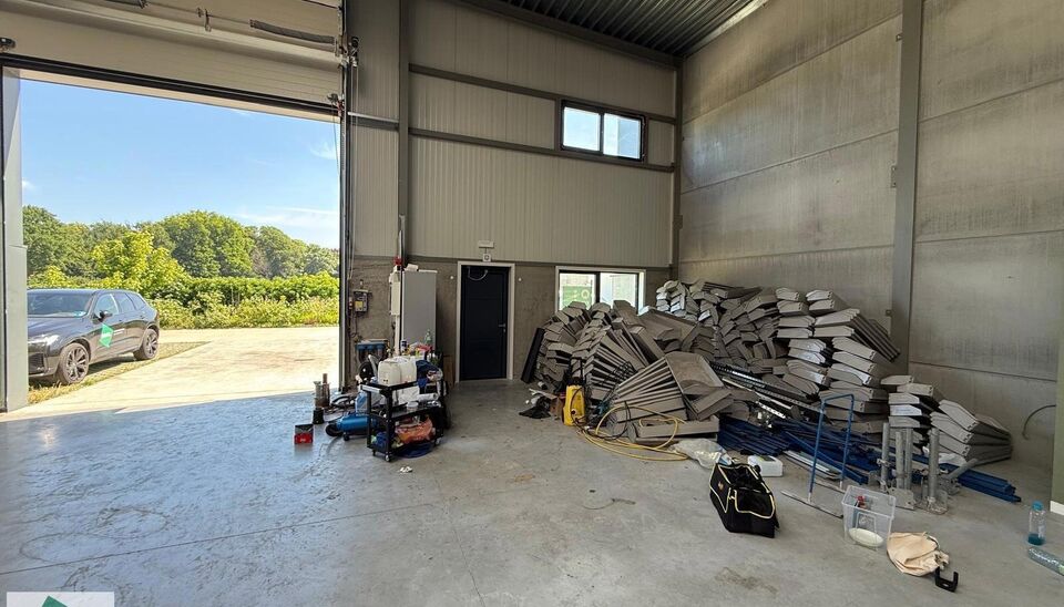Dit recent gebouwd magazijn van 361 m² met drie ruime parkeerplaatsen is gelegen op een uitstekende locatie, vlak naast de R4 in Wondelgem. De site is vlot toegankelijk, ook voor vrachtwagens, en beschikt over ruime manoeuvreerruimte. Het gebouw leent zi