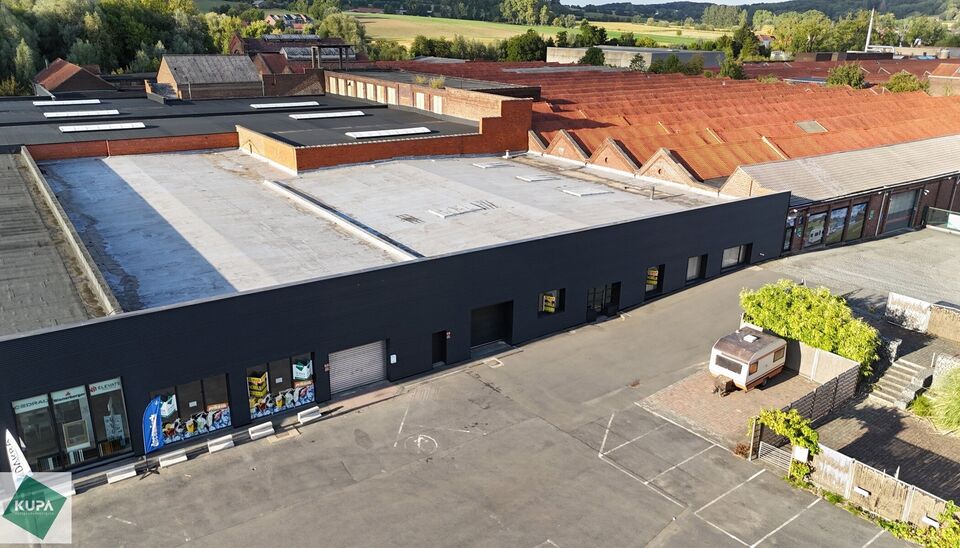 Winkel/ showroom te huur op TOPlocatie in Ronse. 
Op een goed bereikbare locatie in Ronse bieden wij 1650m² bedrijfsgebouw/ winkel aan bestaande uit 750 m² showroom met naastliggend magazijn (winkel) van 900 m² (incl. kantoor) te huur aan. Het geheel