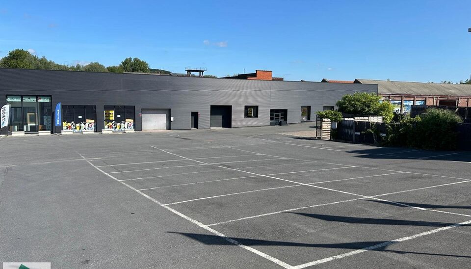 Winkel/ showroom te huur op TOPlocatie in Ronse. 
Op een goed bereikbare locatie in Ronse bieden wij 1650m² bedrijfsgebouw/ winkel aan bestaande uit 750 m² showroom met naastliggend magazijn (winkel) van 900 m² (incl. kantoor) te huur aan. Het geheel