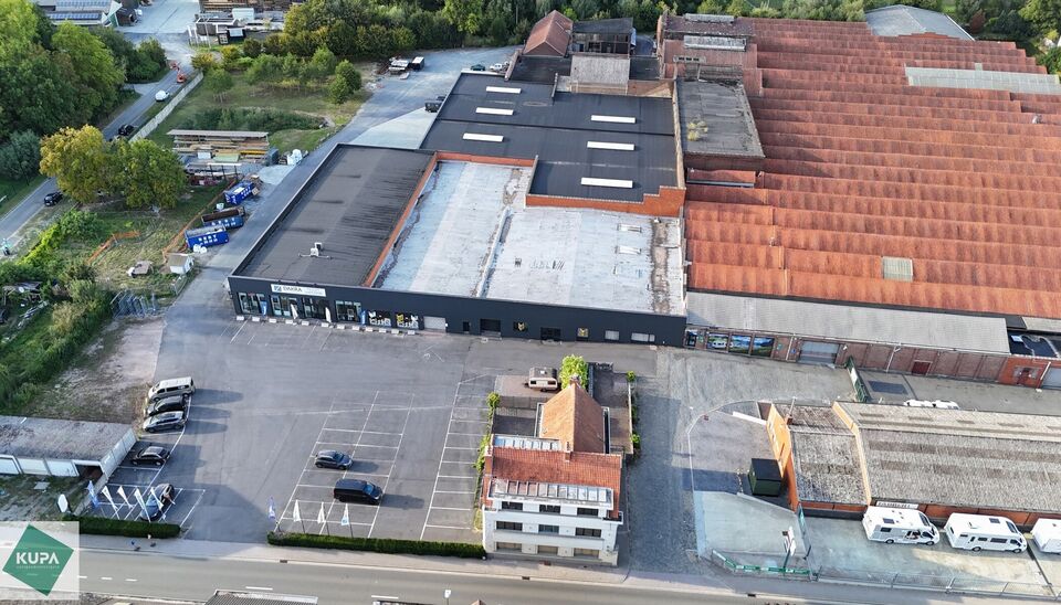 Winkel/ showroom te huur op TOPlocatie in Ronse. 
Op een goed bereikbare locatie in Ronse bieden wij 1650m² bedrijfsgebouw/ winkel aan bestaande uit 750 m² showroom met naastliggend magazijn (winkel) van 900 m² (incl. kantoor) te huur aan. Het geheel