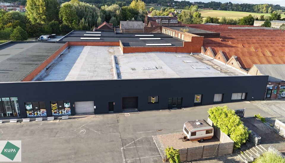 Winkel/ showroom te huur op TOPlocatie in Ronse. 
Op een goed bereikbare locatie in Ronse bieden wij 1650m² bedrijfsgebouw/ winkel aan bestaande uit 750 m² showroom met naastliggend magazijn (winkel) van 900 m² (incl. kantoor) te huur aan. Het geheel