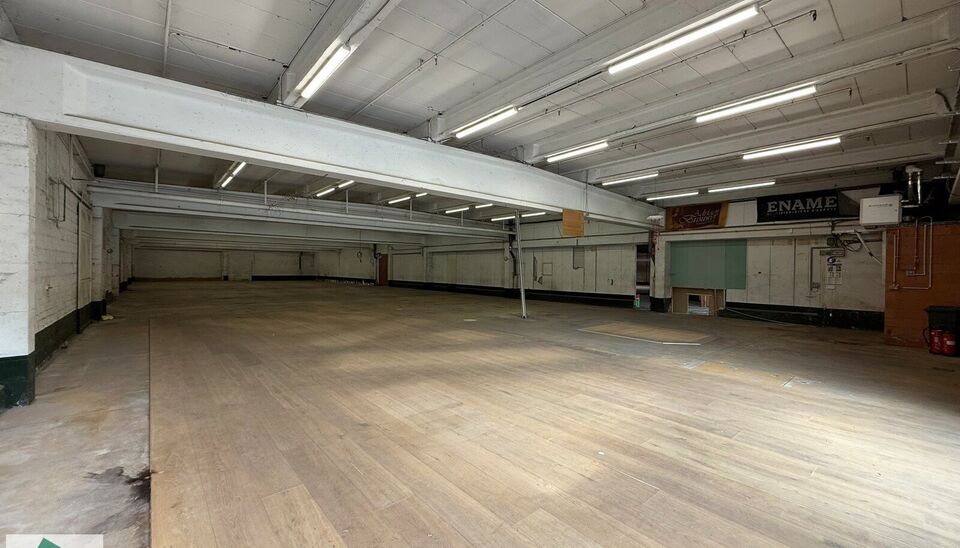 Winkel/ showroom te huur op TOPlocatie in Ronse. 
Op een goed bereikbare locatie in Ronse bieden wij 1650m² bedrijfsgebouw/ winkel aan bestaande uit 750 m² showroom met naastliggend magazijn (winkel) van 900 m² (incl. kantoor) te huur aan. Het geheel