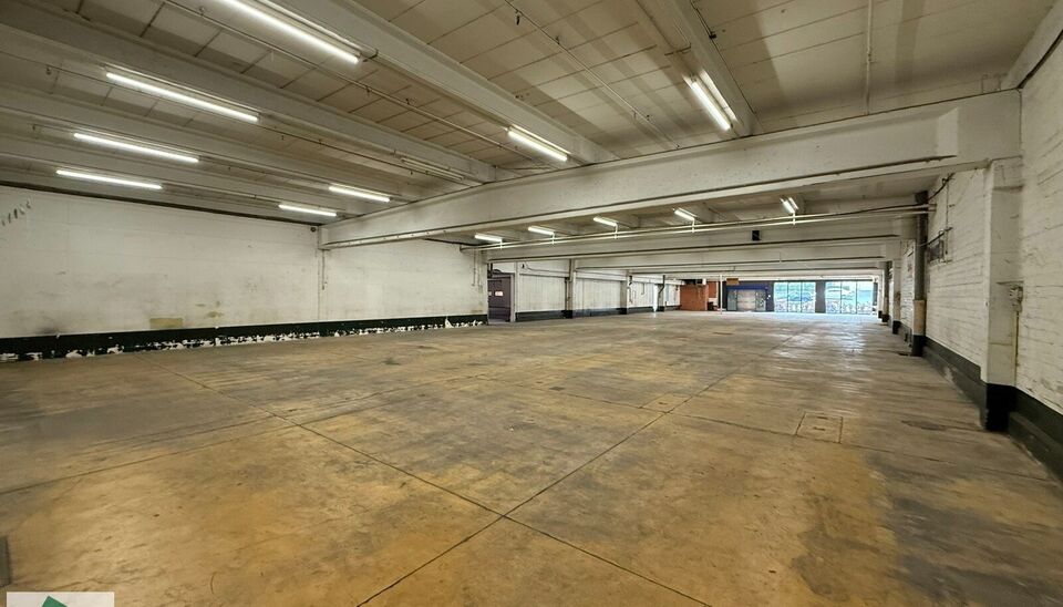 Winkel/ showroom te huur op TOPlocatie in Ronse. 
Op een goed bereikbare locatie in Ronse bieden wij 1650m² bedrijfsgebouw/ winkel aan bestaande uit 750 m² showroom met naastliggend magazijn (winkel) van 900 m² (incl. kantoor) te huur aan. Het geheel