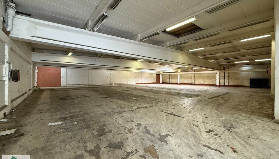 Winkel/ showroom te huur op TOPlocatie in Ronse. 
Op een goed bereikbare locatie in Ronse bieden wij 1650m² bedrijfsgebouw/ winkel aan bestaande uit 750 m² showroom met naastliggend magazijn (winkel) van 900 m² (incl. kantoor) te huur aan. Het geheel