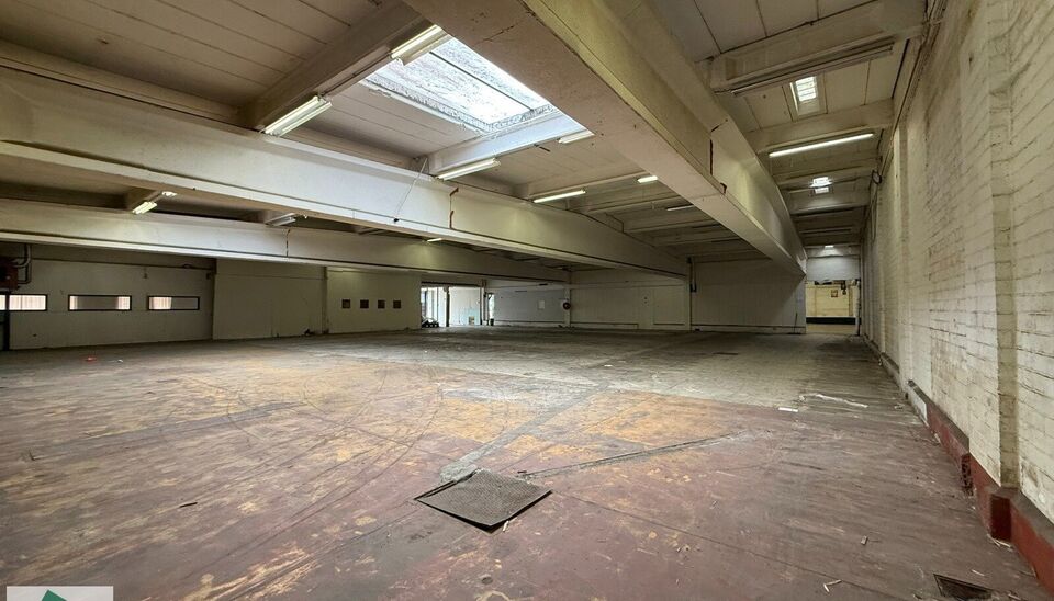 Winkel/ showroom te huur op TOPlocatie in Ronse. 
Op een goed bereikbare locatie in Ronse bieden wij 1650m² bedrijfsgebouw/ winkel aan bestaande uit 750 m² showroom met naastliggend magazijn (winkel) van 900 m² (incl. kantoor) te huur aan. Het geheel