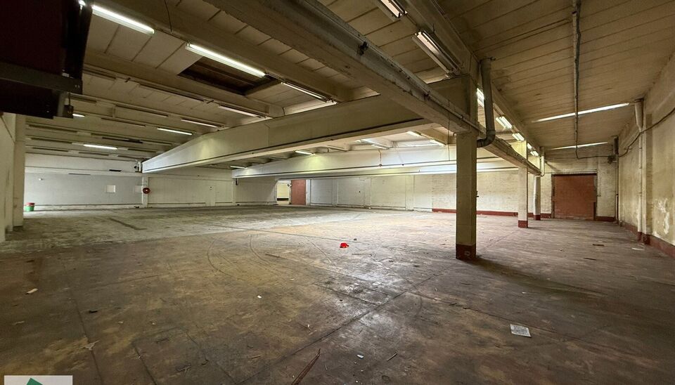 Winkel/ showroom te huur op TOPlocatie in Ronse. 
Op een goed bereikbare locatie in Ronse bieden wij 1650m² bedrijfsgebouw/ winkel aan bestaande uit 750 m² showroom met naastliggend magazijn (winkel) van 900 m² (incl. kantoor) te huur aan. Het geheel