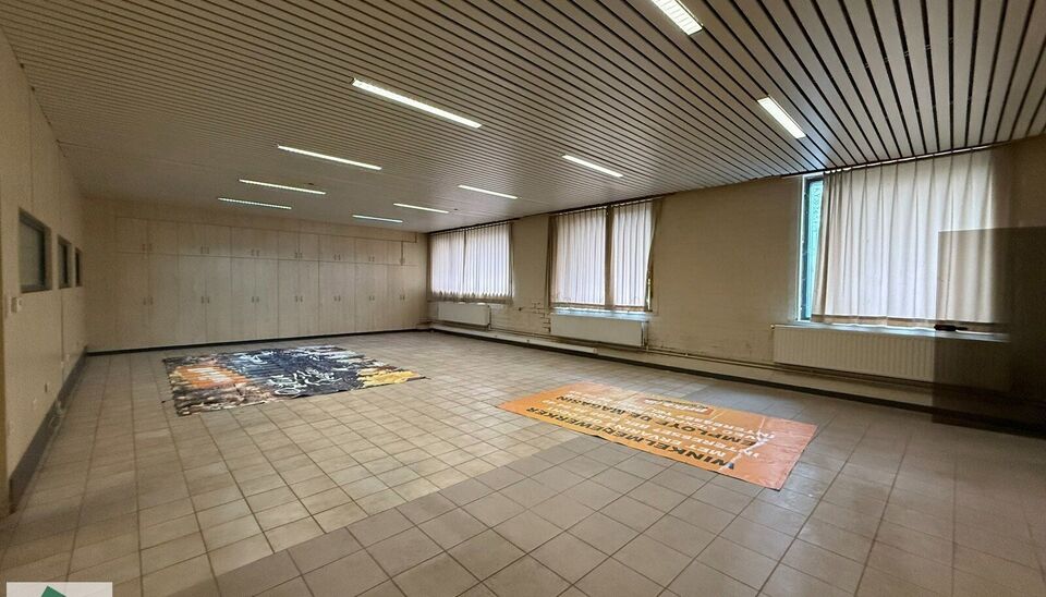 Winkel/ showroom te huur op TOPlocatie in Ronse. 
Op een goed bereikbare locatie in Ronse bieden wij 1650m² bedrijfsgebouw/ winkel aan bestaande uit 750 m² showroom met naastliggend magazijn (winkel) van 900 m² (incl. kantoor) te huur aan. Het geheel