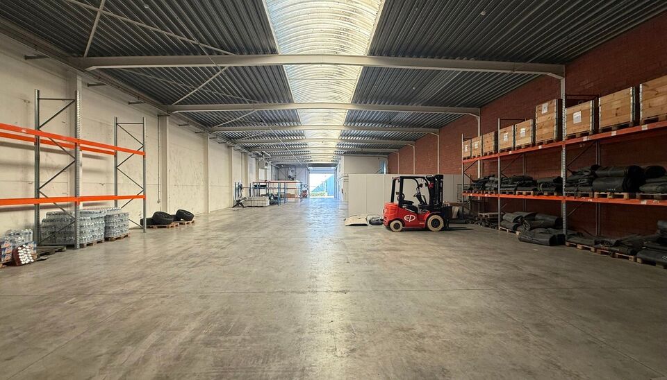 Gerenoveerd bedrijfsgebouw te huur te Oudenaarde 
Het bedrijfsgebouw heeft een oppervlakte van 934 m&sup2;, bestaande uit 766 m&sup2; magazijn, 84 m&sup2; showroom/kantoor op het gelijkvloers en 84 m&sup2; kantoor op de eerste verdieping, aangevuld met 9 privatieve parke