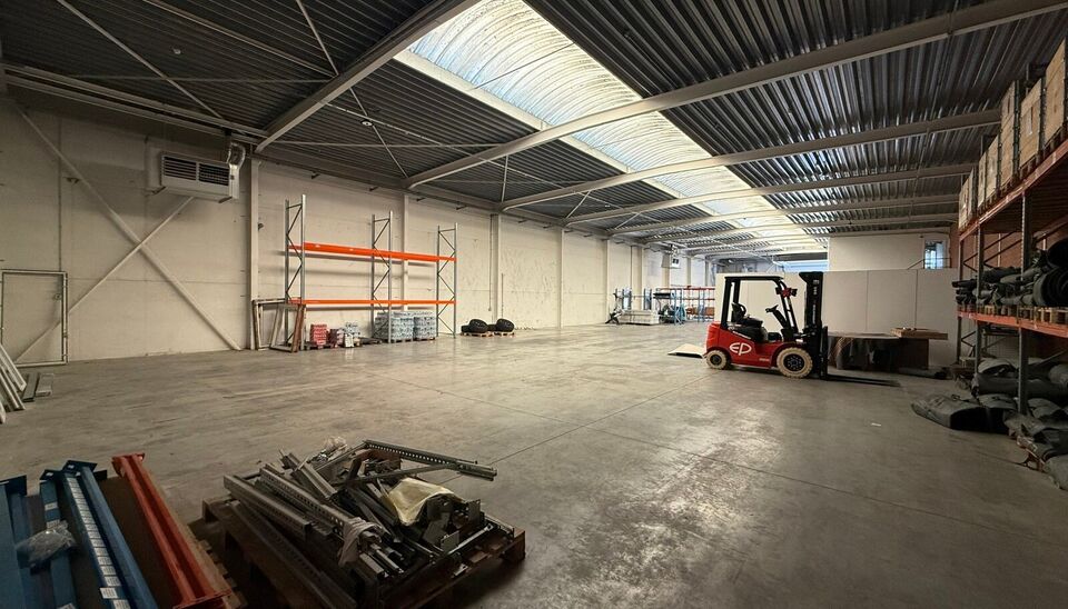 Gerenoveerd bedrijfsgebouw te huur te Oudenaarde 
Het bedrijfsgebouw heeft een oppervlakte van 934 m&sup2;, bestaande uit 766 m&sup2; magazijn, 84 m&sup2; showroom/kantoor op het gelijkvloers en 84 m&sup2; kantoor op de eerste verdieping, aangevuld met 9 privatieve parke