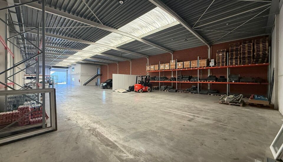 Gerenoveerd bedrijfsgebouw te huur te Oudenaarde 
Het bedrijfsgebouw heeft een oppervlakte van 934 m&sup2;, bestaande uit 766 m&sup2; magazijn, 84 m&sup2; showroom/kantoor op het gelijkvloers en 84 m&sup2; kantoor op de eerste verdieping, aangevuld met 9 privatieve parke