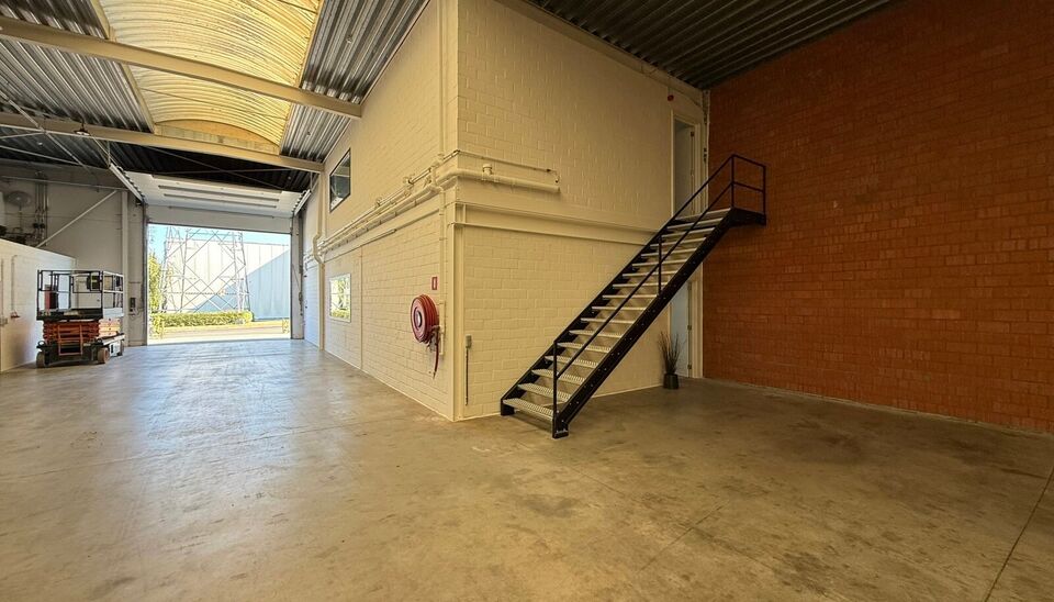 Gerenoveerd bedrijfsgebouw te huur te Oudenaarde 
Het bedrijfsgebouw heeft een oppervlakte van 934 m&sup2;, bestaande uit 766 m&sup2; magazijn, 84 m&sup2; showroom/kantoor op het gelijkvloers en 84 m&sup2; kantoor op de eerste verdieping, aangevuld met 9 privatieve parke