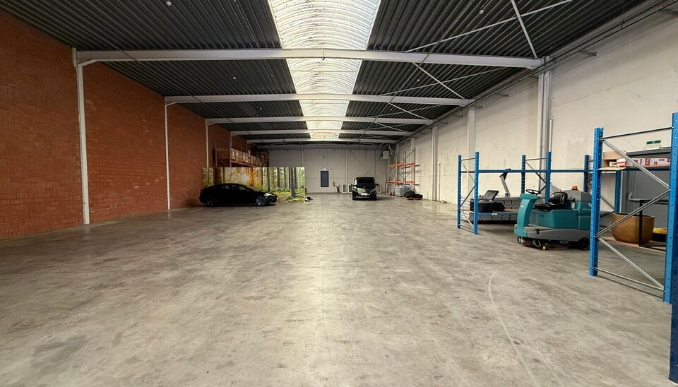 Gerenoveerd bedrijfsgebouw te huur te Oudenaarde 
Het bedrijfsgebouw heeft een oppervlakte van 934 m&sup2;, bestaande uit 766 m&sup2; magazijn, 84 m&sup2; showroom/kantoor op het gelijkvloers en 84 m&sup2; kantoor op de eerste verdieping, aangevuld met 9 privatieve parke