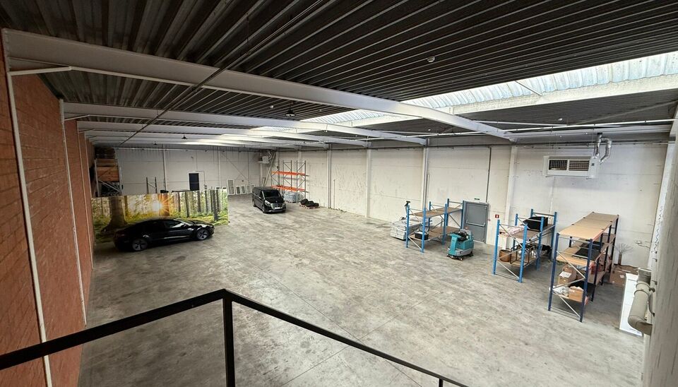 Gerenoveerd bedrijfsgebouw te huur te Oudenaarde 
Het bedrijfsgebouw heeft een oppervlakte van 934 m&sup2;, bestaande uit 766 m&sup2; magazijn, 84 m&sup2; showroom/kantoor op het gelijkvloers en 84 m&sup2; kantoor op de eerste verdieping, aangevuld met 9 privatieve parke