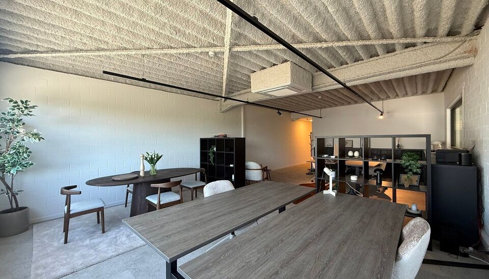 Gerenoveerd bedrijfsgebouw te huur te Oudenaarde 
Het bedrijfsgebouw heeft een oppervlakte van 934 m&sup2;, bestaande uit 766 m&sup2; magazijn, 84 m&sup2; showroom/kantoor op het gelijkvloers en 84 m&sup2; kantoor op de eerste verdieping, aangevuld met 9 privatieve parke