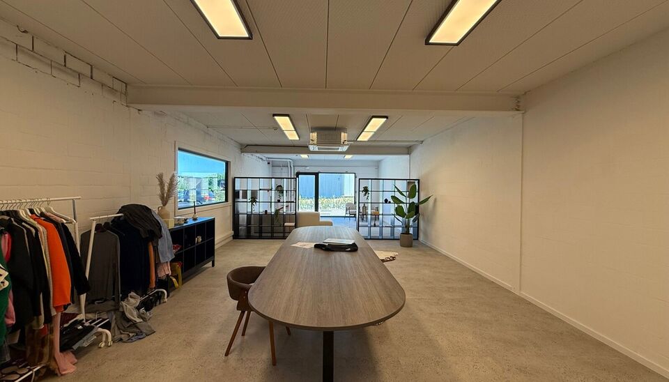 Gerenoveerd bedrijfsgebouw te huur te Oudenaarde 
Het bedrijfsgebouw heeft een oppervlakte van 934 m&sup2;, bestaande uit 766 m&sup2; magazijn, 84 m&sup2; showroom/kantoor op het gelijkvloers en 84 m&sup2; kantoor op de eerste verdieping, aangevuld met 9 privatieve parke