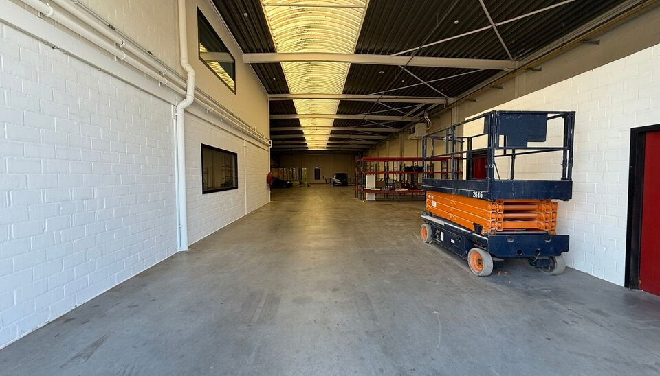 Gerenoveerd bedrijfsgebouw te huur te Oudenaarde 
Het bedrijfsgebouw heeft een oppervlakte van 934 m&sup2;, bestaande uit 766 m&sup2; magazijn, 84 m&sup2; showroom/kantoor op het gelijkvloers en 84 m&sup2; kantoor op de eerste verdieping, aangevuld met 9 privatieve parke