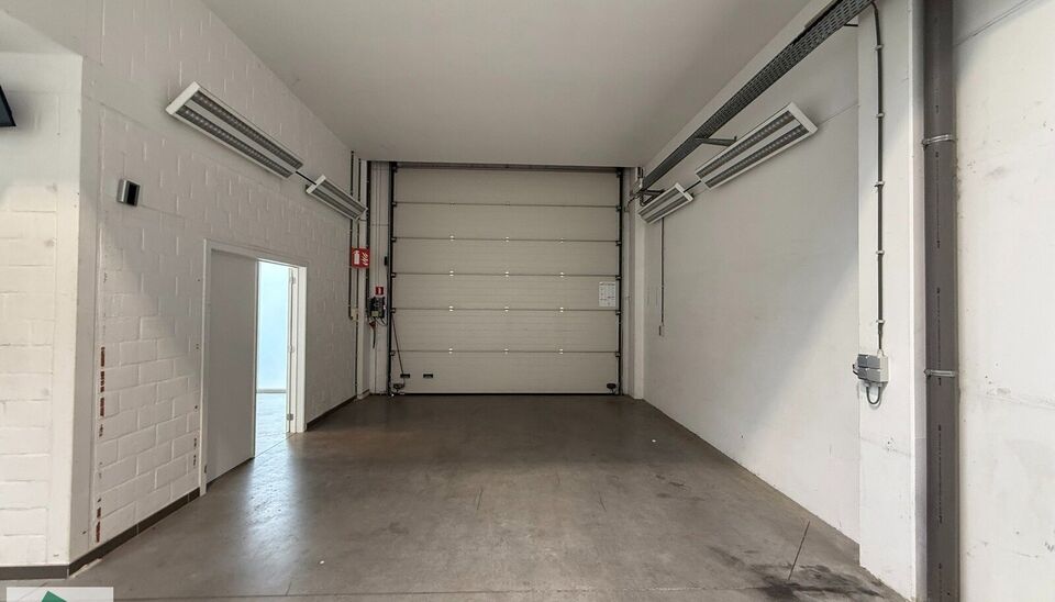 Gelegen aan de ingang van de gekende “Zeno”-site in Destelbergen, biedt dit moderne bedrijfsgebouw een ideale combinatie van magazijnruimte en kantoren. Dankzij de strategische ligging vlak bij de afrit Destelbergen (R4), met vlotte verbindingen naar 
