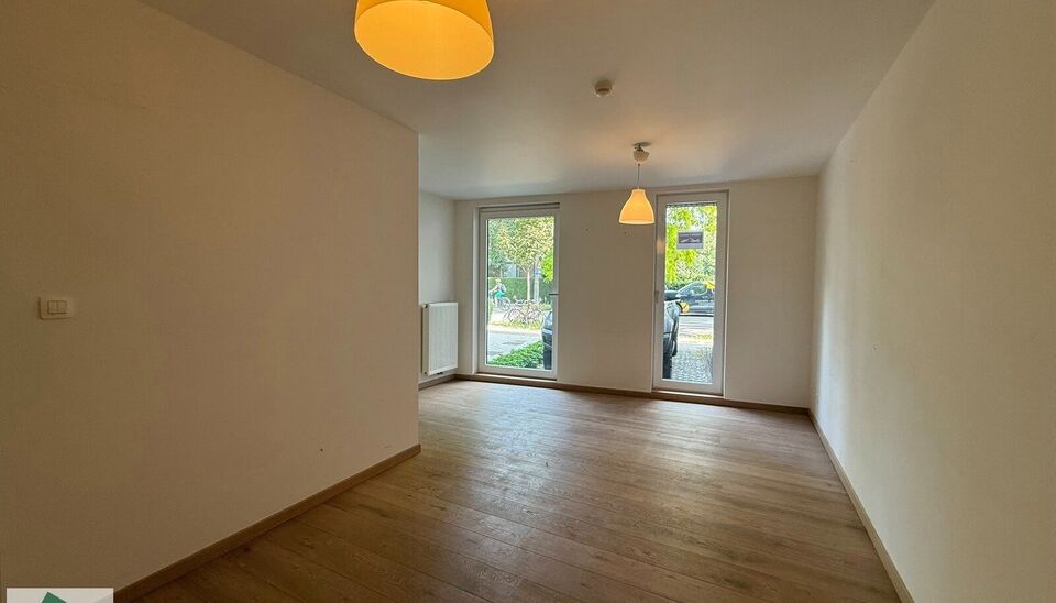 Het gelijkvloerse kantoor is gelegen in de Patijntjestraat 127A/001 te Gent, vlakbij station Gent-Sint-Pieters. Het is vlot bereikbaar met de wagen via de invalswegen en uitstekend bereikbaar met het openbaar vervoer (trein, tram en bus).
Het kantoor zelf