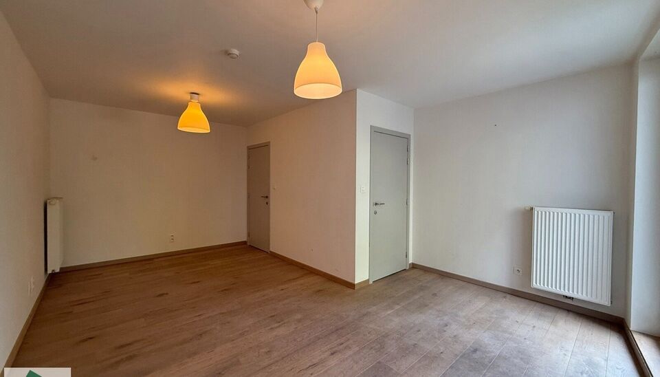 Het gelijkvloerse kantoor is gelegen in de Patijntjestraat 127A/001 te Gent, vlakbij station Gent-Sint-Pieters. Het is vlot bereikbaar met de wagen via de invalswegen en uitstekend bereikbaar met het openbaar vervoer (trein, tram en bus).
Het kantoor zelf