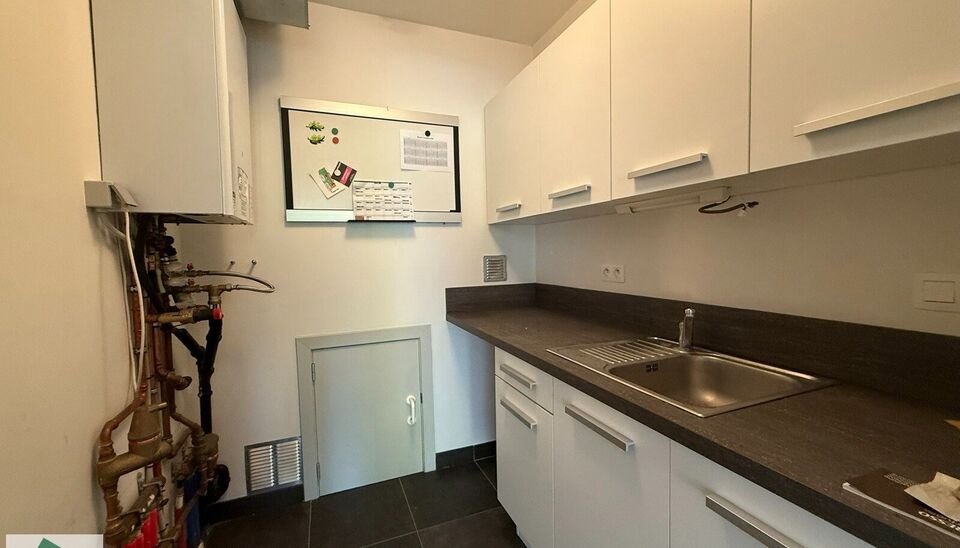 Het gelijkvloerse kantoor is gelegen in de Patijntjestraat 127A/001 te Gent, vlakbij station Gent-Sint-Pieters. Het is vlot bereikbaar met de wagen via de invalswegen en uitstekend bereikbaar met het openbaar vervoer (trein, tram en bus).
Het kantoor zelf