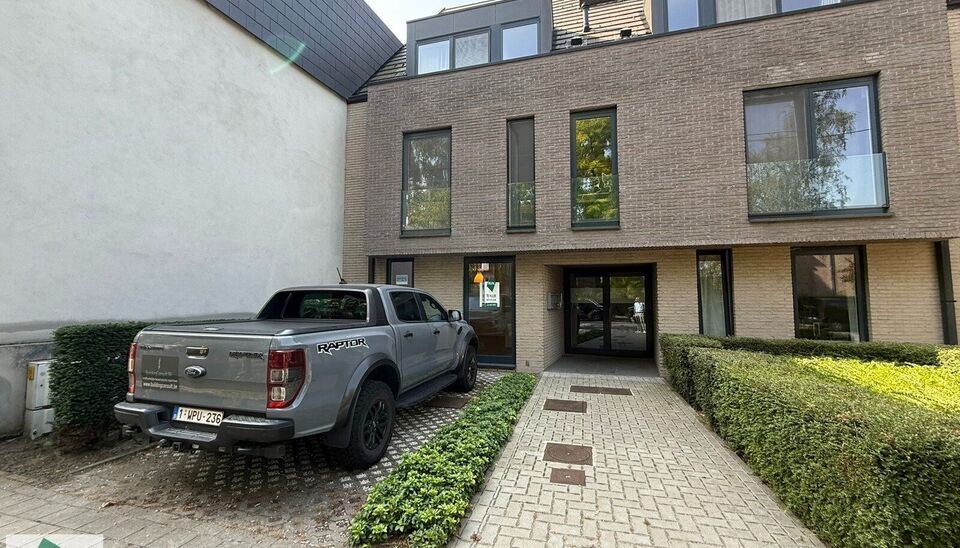 Het gelijkvloerse kantoor is gelegen in de Patijntjestraat 127A/001 te Gent, vlakbij station Gent-Sint-Pieters. Het is vlot bereikbaar met de wagen via de invalswegen en uitstekend bereikbaar met het openbaar vervoer (trein, tram en bus).
Het kantoor zelf