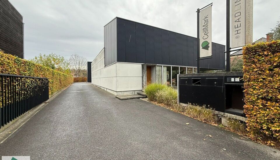 Hoogwaardige kantoor- of praktijkruimte te huur op het gelijkvloers van een modern, lichtrijk en
stijlvol gebouw in Merelbeke. De locatie biedt een uitstekende bereikbaarheid met de fiets, het
openbaar vervoer en de wagen. Er zijn 5 privatieve parkeerplaa