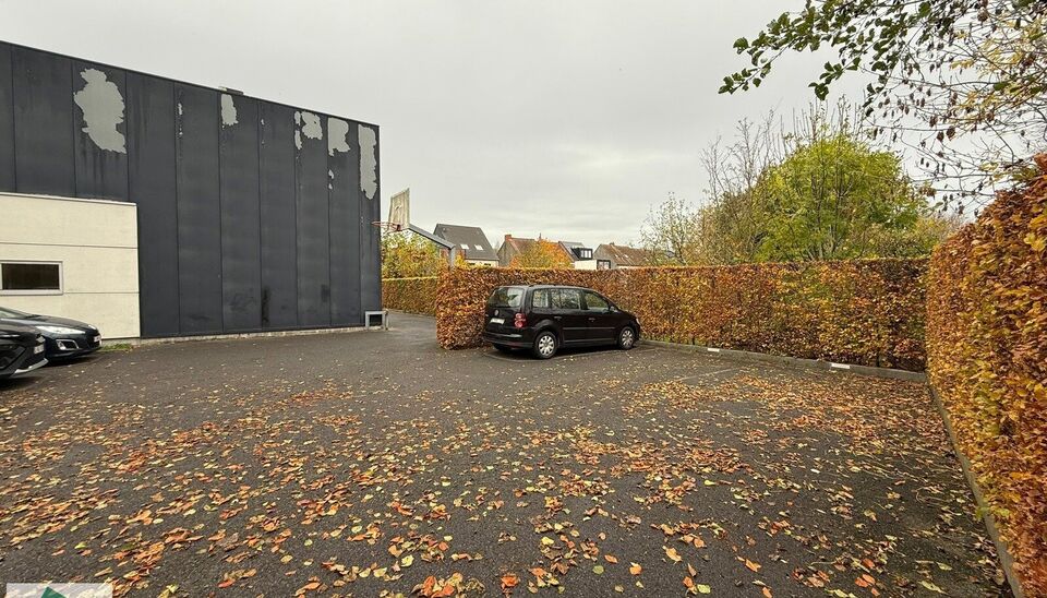 Hoogwaardige kantoor- of praktijkruimte te huur op het gelijkvloers van een modern, lichtrijk en
stijlvol gebouw in Merelbeke. De locatie biedt een uitstekende bereikbaarheid met de fiets, het
openbaar vervoer en de wagen. Er zijn 5 privatieve parkeerplaa
