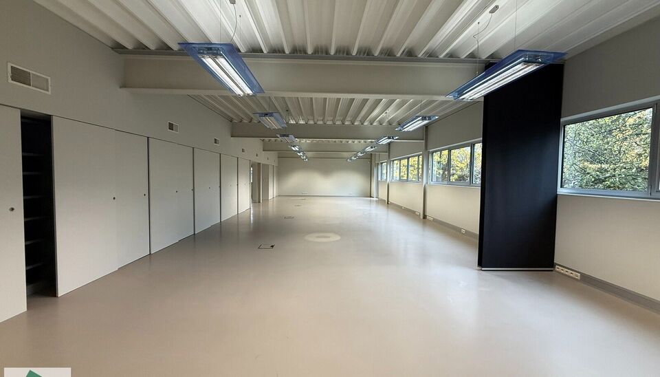 Hoogwaardige kantoor- of praktijkruimte te huur op het gelijkvloers van een modern, lichtrijk en
stijlvol gebouw in Merelbeke. De locatie biedt een uitstekende bereikbaarheid met de fiets, het
openbaar vervoer en de wagen. Er zijn 5 privatieve parkeerplaa