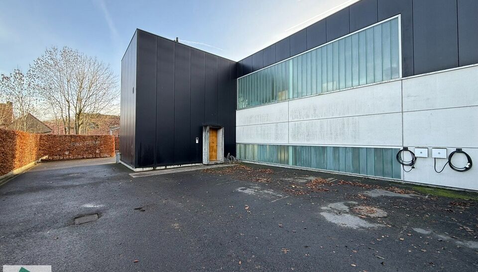 Hoogwaardige kantoor- of praktijkruimte te huur op het gelijkvloers van een modern, lichtrijk en
stijlvol gebouw in Merelbeke. De locatie biedt een uitstekende bereikbaarheid met de fiets, het
openbaar vervoer en de wagen. Er zijn 5 privatieve parkeerplaa