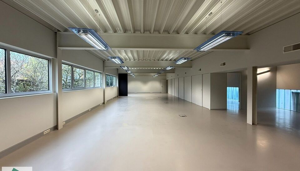 Hoogwaardige kantoor- of praktijkruimte te huur op het gelijkvloers van een modern, lichtrijk en
stijlvol gebouw in Merelbeke. De locatie biedt een uitstekende bereikbaarheid met de fiets, het
openbaar vervoer en de wagen. Er zijn 5 privatieve parkeerplaa