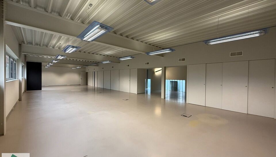 Hoogwaardige kantoor- of praktijkruimte te huur op het gelijkvloers van een modern, lichtrijk en
stijlvol gebouw in Merelbeke. De locatie biedt een uitstekende bereikbaarheid met de fiets, het
openbaar vervoer en de wagen. Er zijn 5 privatieve parkeerplaa