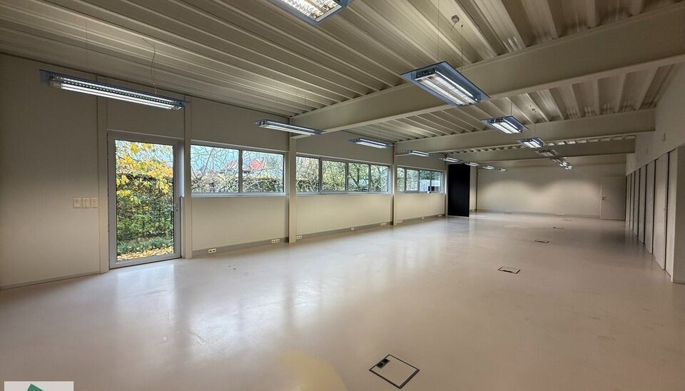 Hoogwaardige kantoor- of praktijkruimte te huur op het gelijkvloers van een modern, lichtrijk en
stijlvol gebouw in Merelbeke. De locatie biedt een uitstekende bereikbaarheid met de fiets, het
openbaar vervoer en de wagen. Er zijn 5 privatieve parkeerplaa