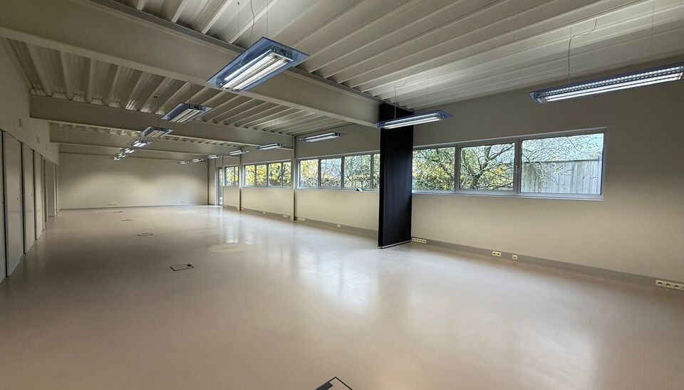 Hoogwaardige kantoor- of praktijkruimte te huur op het gelijkvloers van een modern, lichtrijk en stijlvol gebouw in Merelbeke. De locatie biedt een uitstekende bereikbaarheid met de fiets, het openbaar vervoer en de wagen. Er zijn 5 privatieve parkeerplaa