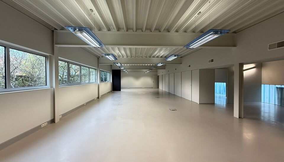 Hoogwaardige kantoor- of praktijkruimte te huur op het gelijkvloers van een modern, lichtrijk en stijlvol gebouw in Merelbeke. De locatie biedt een uitstekende bereikbaarheid met de fiets, het openbaar vervoer en de wagen. Er zijn 5 privatieve parkeerplaa