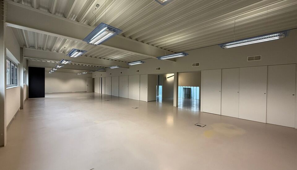 Hoogwaardige kantoor- of praktijkruimte te huur op het gelijkvloers van een modern, lichtrijk en stijlvol gebouw in Merelbeke. De locatie biedt een uitstekende bereikbaarheid met de fiets, het openbaar vervoer en de wagen. Er zijn 5 privatieve parkeerplaa
