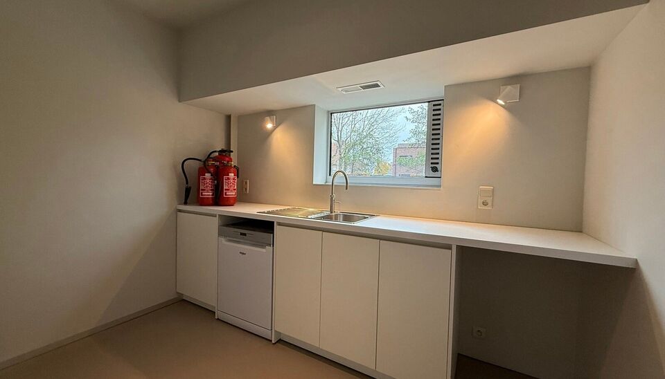 Hoogwaardige kantoor- of praktijkruimte te huur op het gelijkvloers van een modern, lichtrijk en stijlvol gebouw in Merelbeke. De locatie biedt een uitstekende bereikbaarheid met de fiets, het openbaar vervoer en de wagen. Er zijn 5 privatieve parkeerplaa