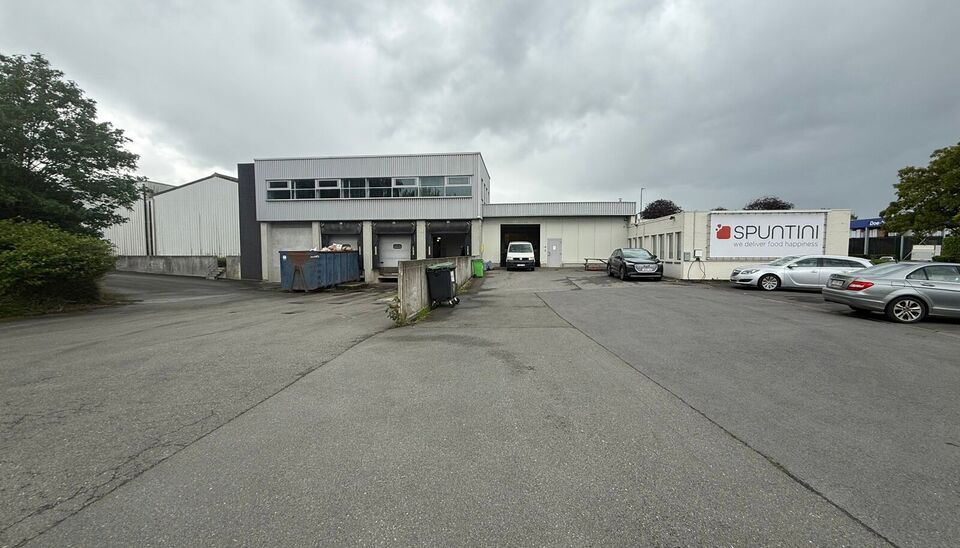 Aan de Groendreef 1 te Aalter bevindt zich dit ruime en veelzijdige bedrijfsgebouw met een totale oppervlakte van ca. 1.975 m&sup2;.

Het gebouw bestaat uit verschillende magazijn- en opslagruimtes, aangevuld met kantoorruimte, een laadkade en verschillende k