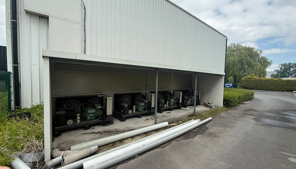 Aan de Groendreef 1 te Aalter bevindt zich dit ruime en veelzijdige bedrijfsgebouw met een totale oppervlakte van ca. 1.975 m&sup2;.

Het gebouw bestaat uit verschillende magazijn- en opslagruimtes, aangevuld met kantoorruimte, een laadkade en verschillende k