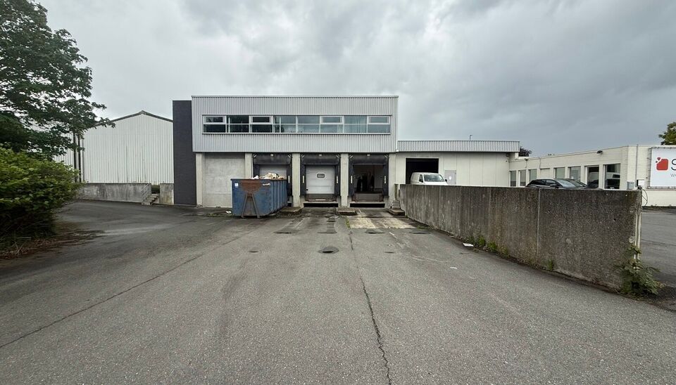 Aan de Groendreef 1 te Aalter bevindt zich dit ruime en veelzijdige bedrijfsgebouw met een totale oppervlakte van ca. 1.975 m&sup2;.

Het gebouw bestaat uit verschillende magazijn- en opslagruimtes, aangevuld met kantoorruimte, een laadkade en verschillende k