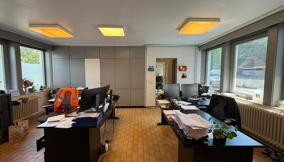 Aan de Groendreef 1 te Aalter bevindt zich dit ruime en veelzijdige bedrijfsgebouw met een totale oppervlakte van ca. 1.975 m&sup2;.

Het gebouw bestaat uit verschillende magazijn- en opslagruimtes, aangevuld met kantoorruimte, een laadkade en verschillende k