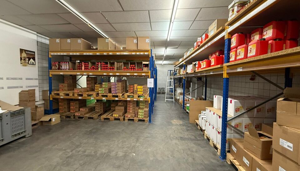 Aan de Groendreef 1 te Aalter bevindt zich dit ruime en veelzijdige bedrijfsgebouw met een totale oppervlakte van ca. 1.975 m&sup2;.

Het gebouw bestaat uit verschillende magazijn- en opslagruimtes, aangevuld met kantoorruimte, een laadkade en verschillende k