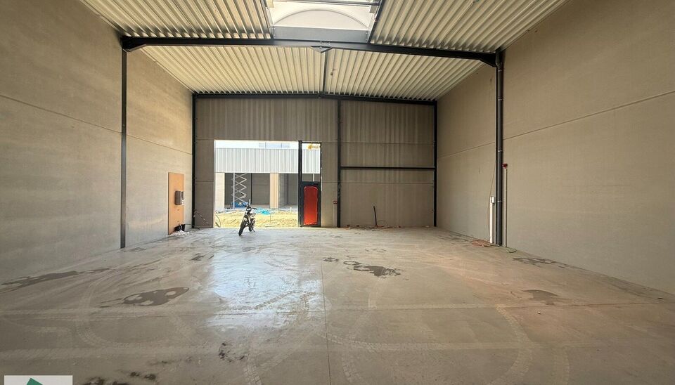 Bent u op zoek naar een strategisch gelegen en kwalitatieve bedrijfsruimte voor uw onderneming? Deze nieuwbouw KMO-unit in het moderne bedrijvenpark Apollo te Anzegem combineert bereikbaarheid, functionaliteit en een professionele uitstraling.

De unit he