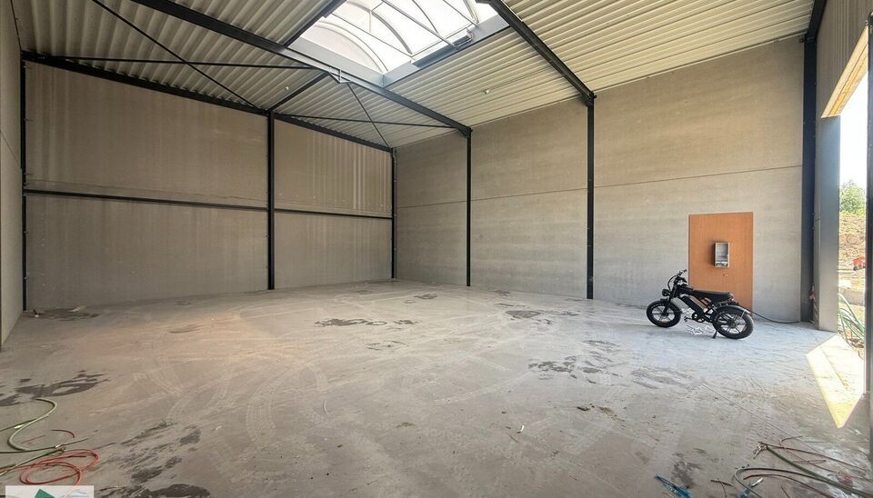 Bent u op zoek naar een strategisch gelegen en kwalitatieve bedrijfsruimte voor uw onderneming? Deze nieuwbouw KMO-unit in het moderne bedrijvenpark Apollo te Anzegem combineert bereikbaarheid, functionaliteit en een professionele uitstraling.

De unit he
