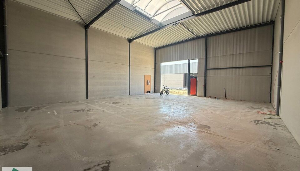 Bent u op zoek naar een strategisch gelegen en kwalitatieve bedrijfsruimte voor uw onderneming? Deze nieuwbouw KMO-unit in het moderne bedrijvenpark Apollo te Anzegem combineert bereikbaarheid, functionaliteit en een professionele uitstraling.

De unit he