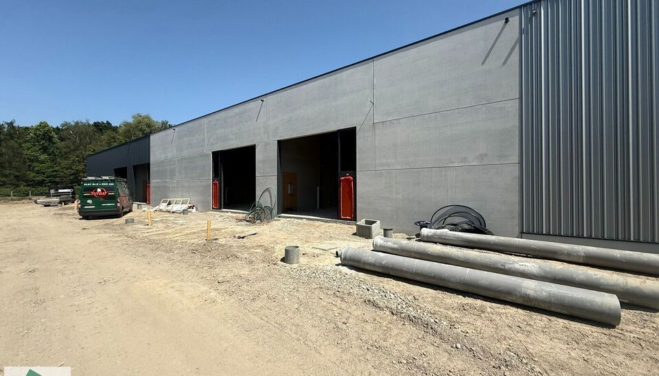 WINTERDEAL: profiteer nu van een halvering van de maandelijkse huurprijs tot en met maart 2027!

De unit heeft een oppervlakte van 175 m&sup2; en beschikt over een sectionale poort, polybetonvloer en natuurlijke lichtinval via lichtstraat. De ruimte is geschi