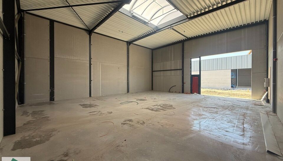 WINTERDEAL: profiteer nu van een halvering van de maandelijkse huurprijs tot en met maart 2027!

De unit heeft een oppervlakte van 175 m&sup2; en beschikt over een sectionale poort, polybetonvloer en natuurlijke lichtinval via lichtstraat. De ruimte is geschi